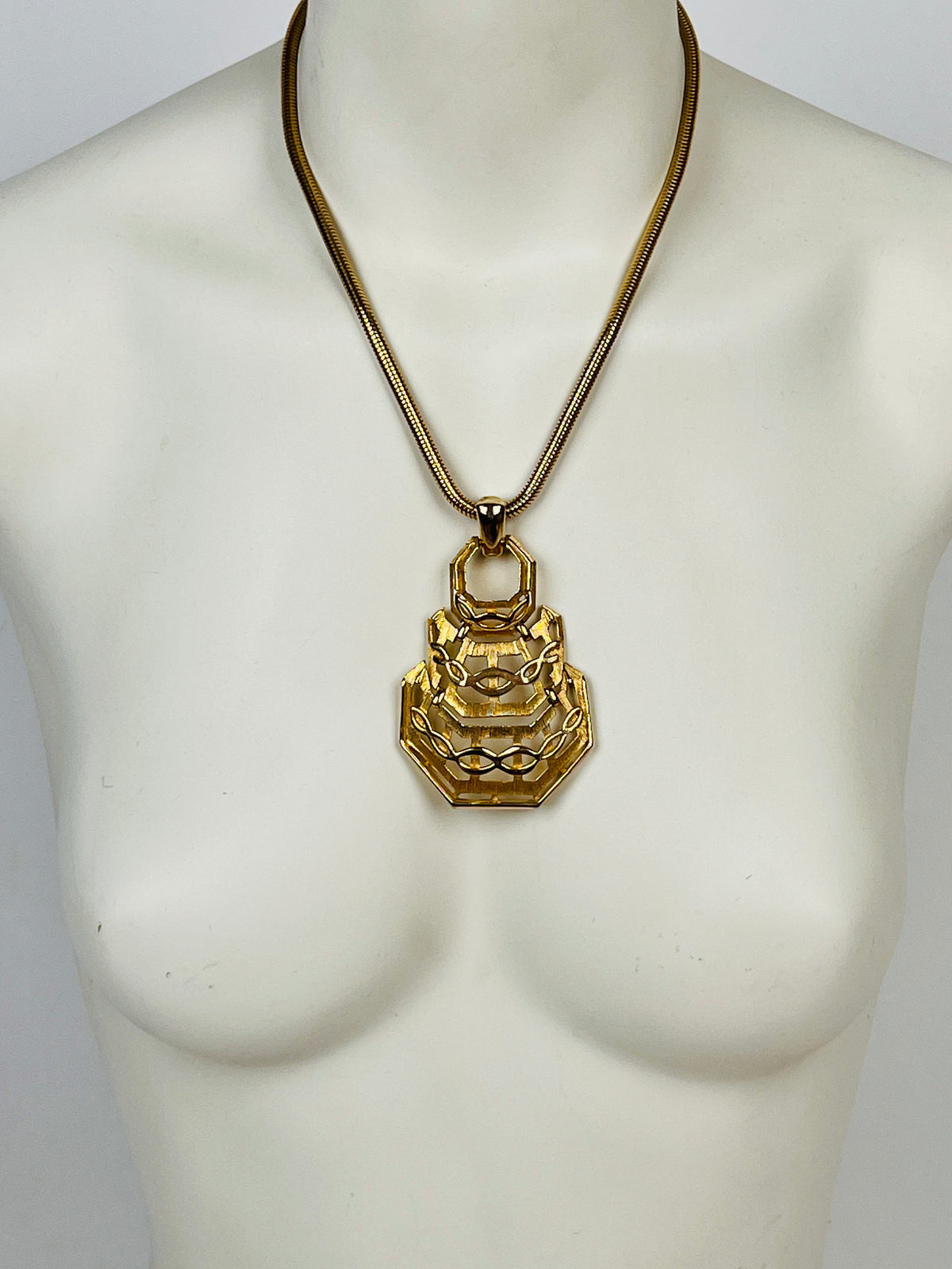 Vintage 1970s Gold Tone Pendant Necklace
