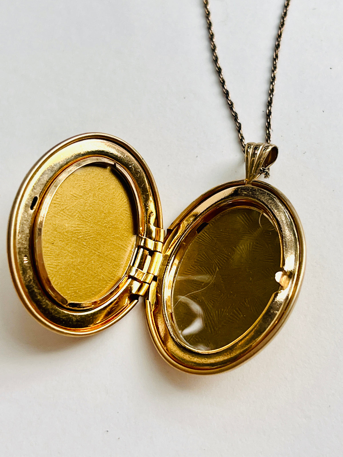 Vintage 14k Gold-Filled Engraved Floral Locket
