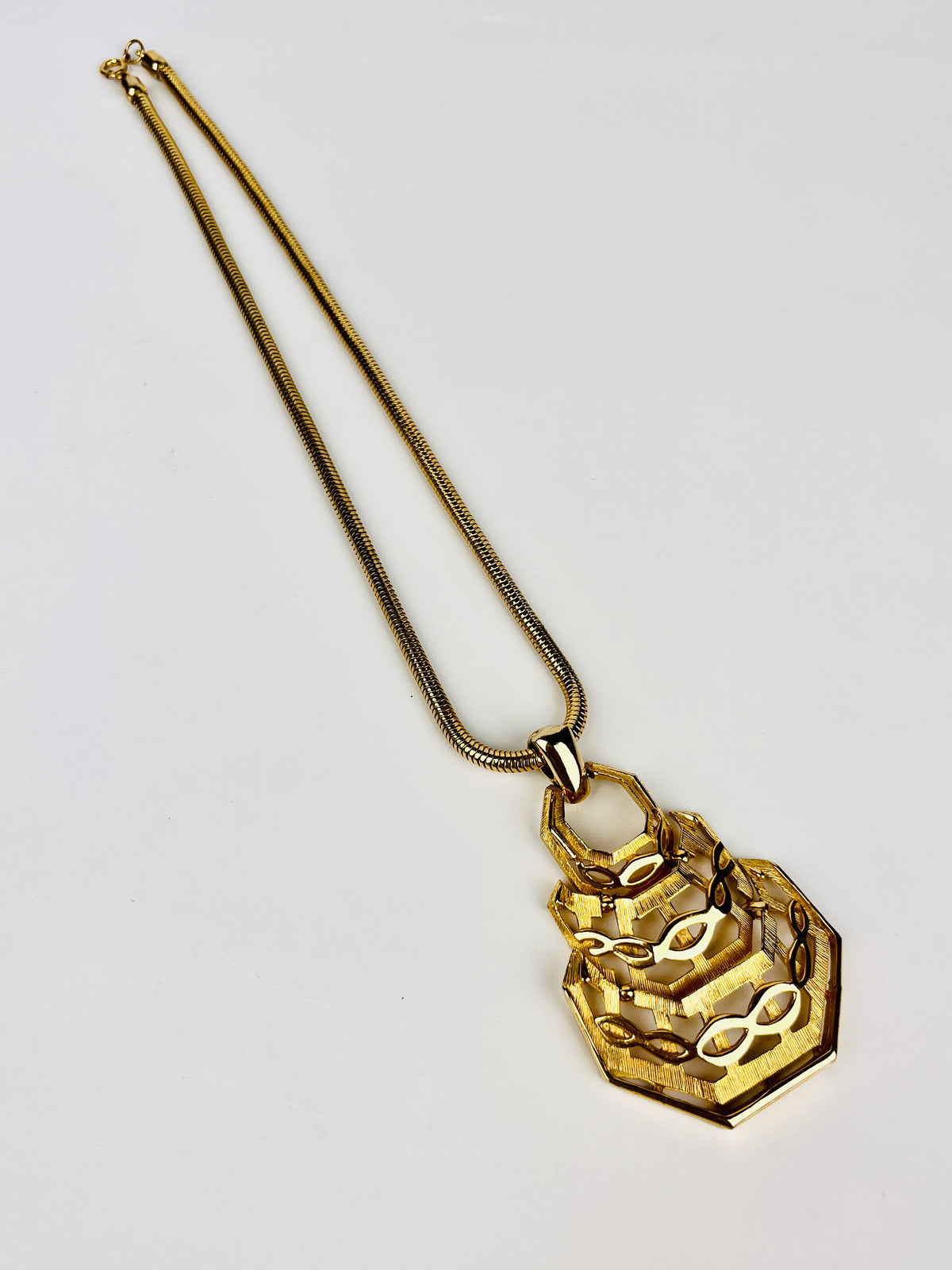 Vintage 1970s Gold Tone Pendant Necklace