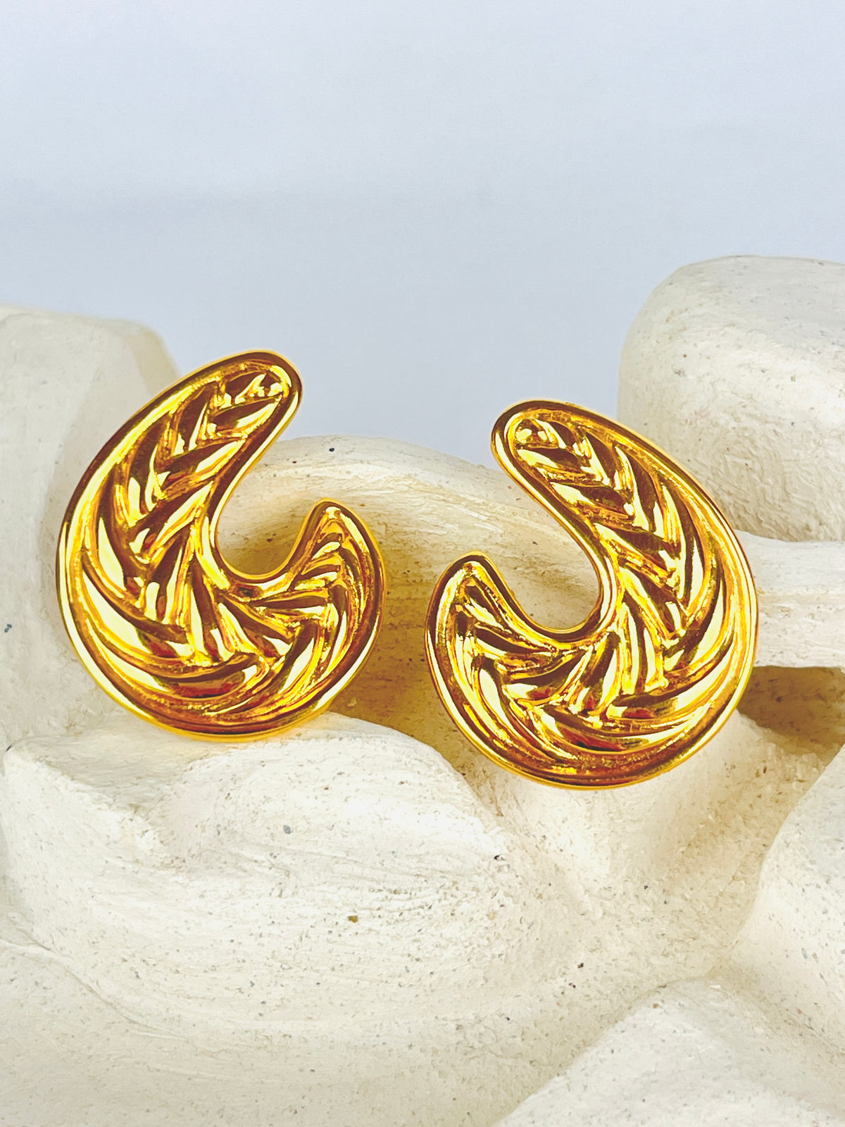 Vintage Textured Gold Tone Earrings