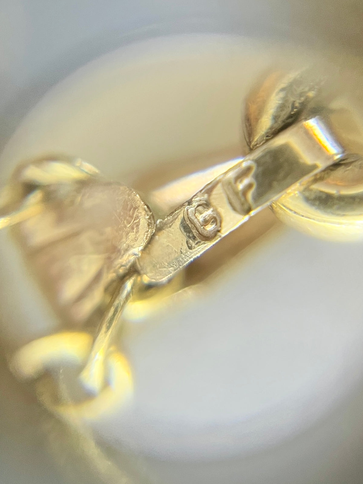 Vintage 14k Gold-Filled Engraved “Mom” Locket