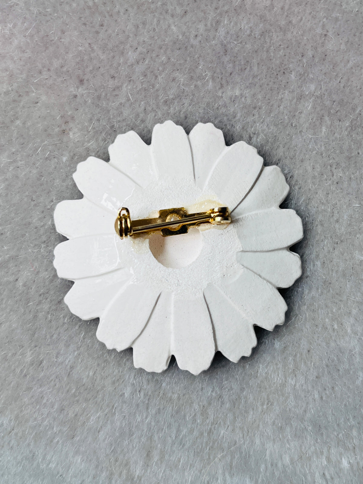 Vintage Ceramic Daisy Brooch