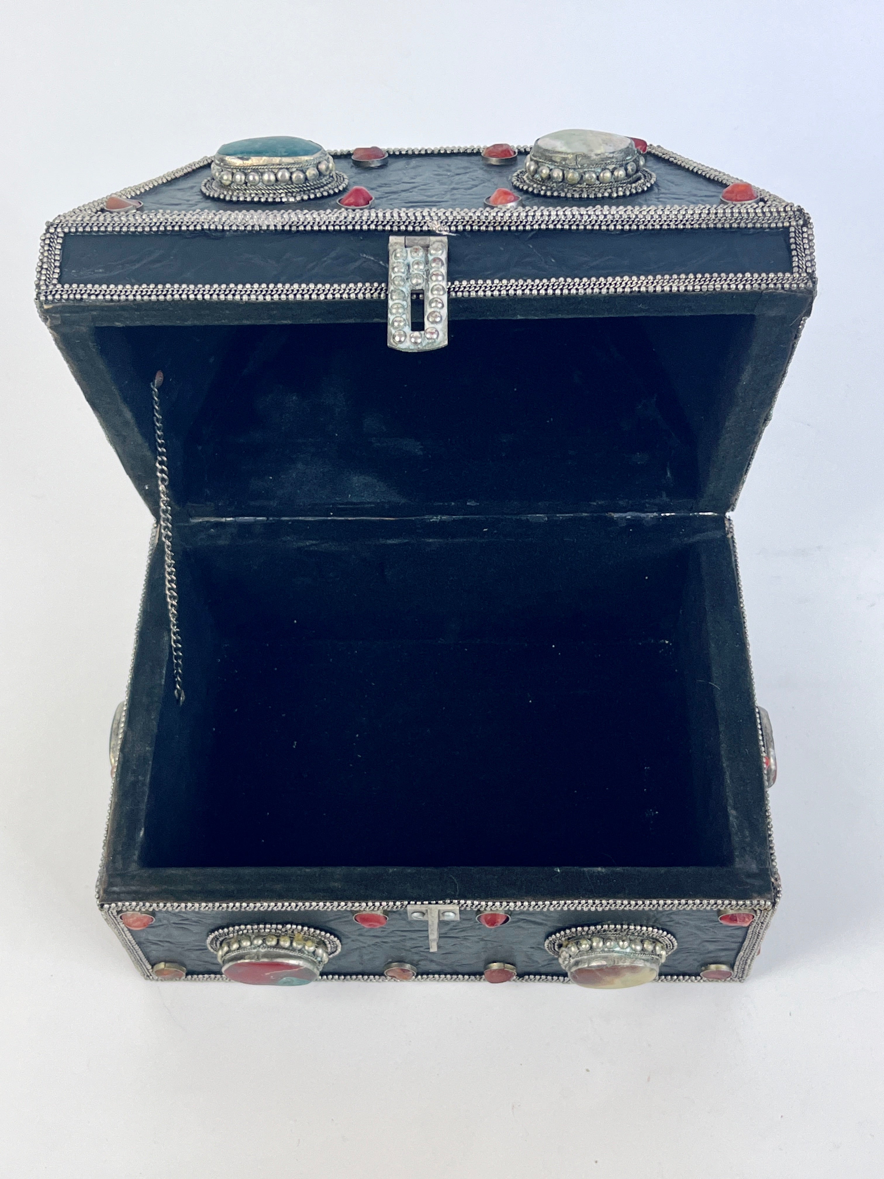 Large 1970s Vintage Moroccan Box with Bezeled Agate Stones – Dovetail